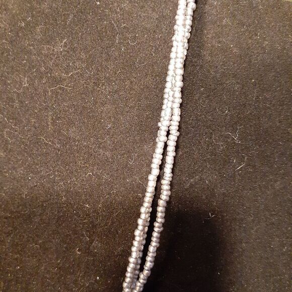 19" JADE PENDANT NECKLACE. TRIPLE STRAND - Picture 4 of 6